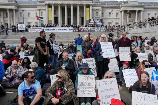 Un grupo de manifestantes se congrega para exigir el levantamiento de la prohibición impuesta al grupo Palestine Action, el 11 de abril de 2026 en Trafalgar Square, en el centro de Londres