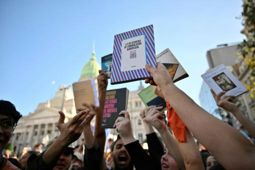 Los manifestantes levantaban libros como en señal de protesta y carteles como Milei o educación o la universidad luchando también está enseñando