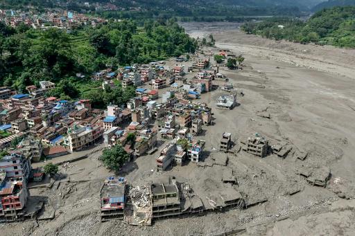 Riesgo de nuevas crecidas complica los rescates en Nepal tras mortífero deslave