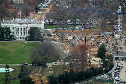 Unas máquinas demuelen el Ala Este de la Casa Blanca, en Washington, el 8 de diciembre de 2025
