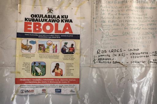 Un cartel con números de contacto de emergencia para el ébola se ve en una tienda de capaña en el cruce fonterizo de Busunga, entre Uganda y la República Democrática del Congo, en Budibugyo, el 18 de mayo de 2026.