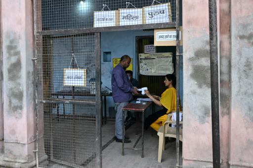 India reanuda sus elecciones en medio de un calor sofocante