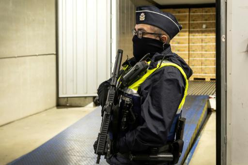 Un oficial de la policía belga monta guardia el 21 de enero de 2026, durante la rueda de prensa en el puerto de Amberes, en Beveren, Bélgica, consagrada a las incautaciones de droga