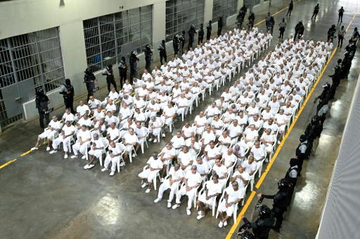 Pandilleros escuchan el relato de sus crímenes en la megacárcel de El Salvador