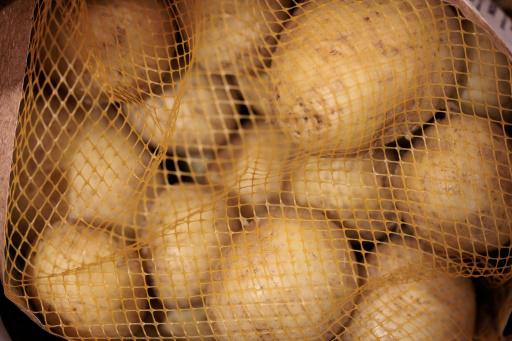 Patatas en la sección de frutas y verduras de un supermercado Lidl en Chatenay-Malabry, Francia, el 31 de mayo de 2023