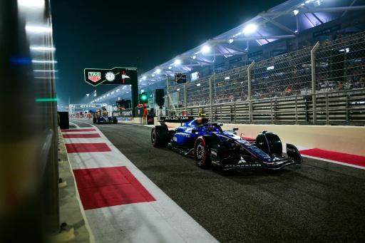 El piloto español de Williams Carlos Sainz al volante de su monoplaza durante la sesión de clasificación del GP de Abu Dabi de Fórmula 1, en el circuito Yas Marina de Abu Dabi, el 6 de diciembre de 2025