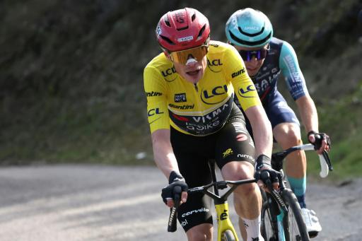 El corredor danés del Visma-Lease a Bike Jonas Vingegaard, con el maillot amarillo, rueda por delante del francés Lenny Martinez durante la 8ª y última etapa de la París-Niza, por los alrededores de Niza, en el sur de Francia, el 15 de marzo de 2026