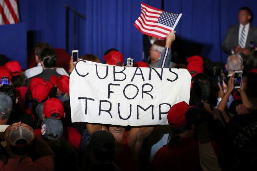 Unos cubanos muestran su apoyo al entonces presidente de Estados Unidos, Donald J. Trump, en un acto de su vicepresidente, Mike Pence, en Miami el 25 de junio de 2019