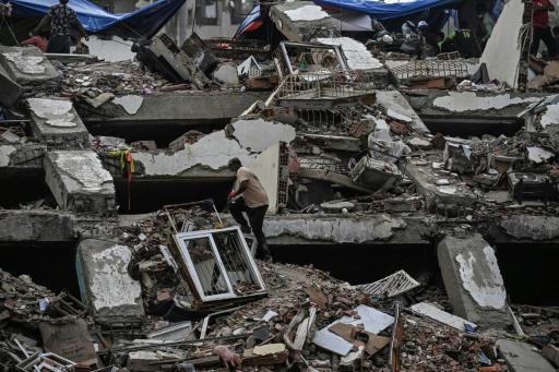 Un hombre camina sobre los escombros de un edificio derribado por los terremotos del 24 de junio al norte de Venezuela, el 18 de julio de 2026 en Tanaguarena, en el estado de La Guaira