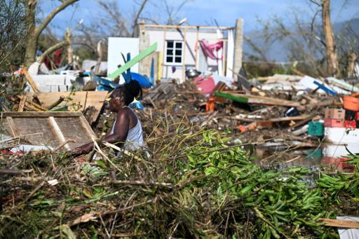 Una mujer limpia escombros cerca de una casa dañada por el paso del huracán Melissa, Black River, St. Elizabeth, Jamaica, el 29 de octubre de 2025
