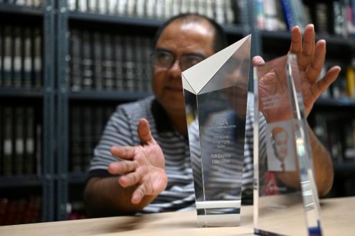 La salvadoreña Ruth López es la voz sin miedo que sólo la cárcel puede callar, dice su esposo