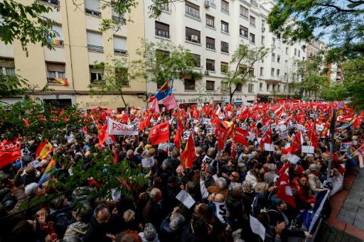 Simpatizantes del PSOE se concentran ante la sede central del partido para mostrar su apoyo a Pedro Sánchez, el 27 de abril de 2024 en Madrid