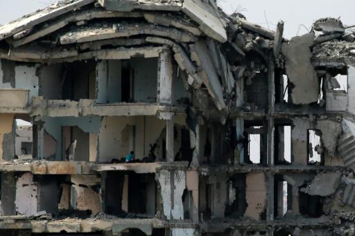 Unos niños palestinos juegan en un edificio destruido por la guerra en Ciudad de Gaza el 8 de agosto de 2025