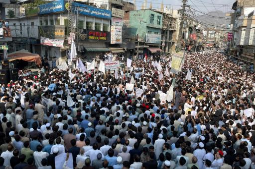 Una multitud protesta contra el ataque a un autobús escolar de la víspera, el 11 de octubre de 2022 en Mingora, al norte de Pakistán