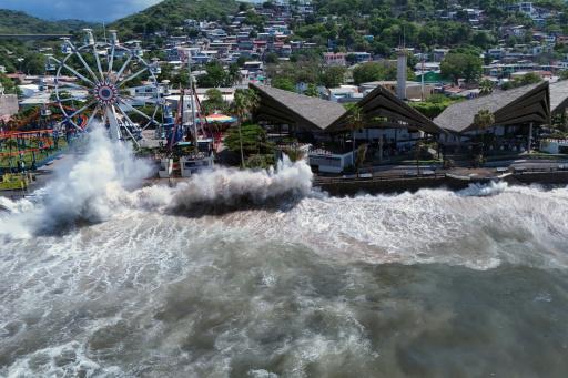 Grandes olas provocadas por la tormenta tropical Cristina chocan con fuerza en Puerto La Libertad, en El Salvador, el 9 de junio de 2026