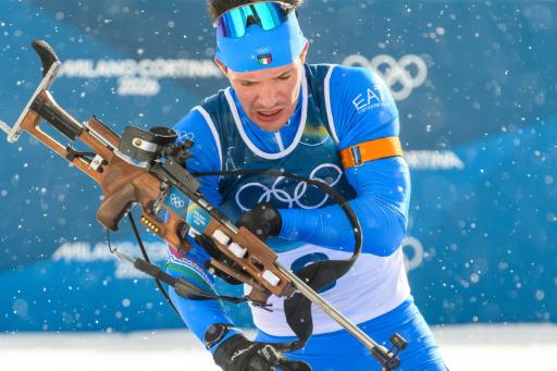 El biatleta italiano Tommaso Giacomel prepara su carabina durante la mass start de los Juegos de Milán-Cortina, el 20 de febrero de 2026 en Anterselva (Italia)