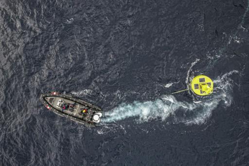 Un barco de investigación científica de la Marina de Perú, durante la instalación en el Pacífico del norte peruano de una boya oceanográfica de colecta de datos para monitoreo del fenómeno climático El Niño, el 23 de noviembre de 2023