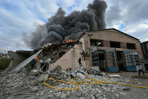 Bomberos ucranianos luchan contra un incendio en un taller de reparación de automóviles en Járkov, Ucrania, el 5 de octubre de 2026