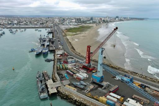 Una vista aérea del puerto de Manta tomada el 8 de noviembre de 2025 en la ciudad ecuatoriana