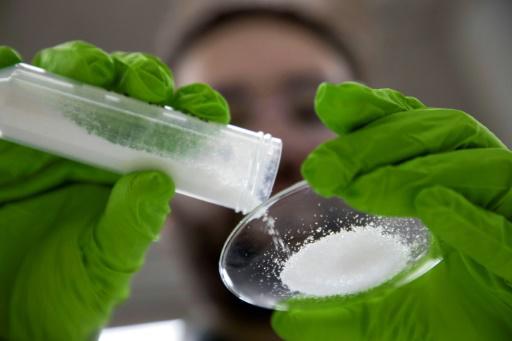 Un estudiante de la Universidad Adolfo Ibáñez de Chile manipula cristal de fósfor el 28 de marzo de 2024