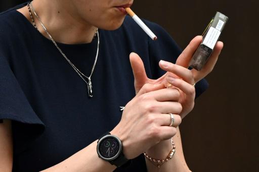 Una fumadora enciende un cigarrillo en Londres el 9 de junio de 2022