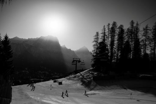 Los esquiadores paralímpicos de los Juegos de Milán-Cortina se preparan para el descenso el 7 de marzo de 2026 en Cortina d’Ampezzo, Italia