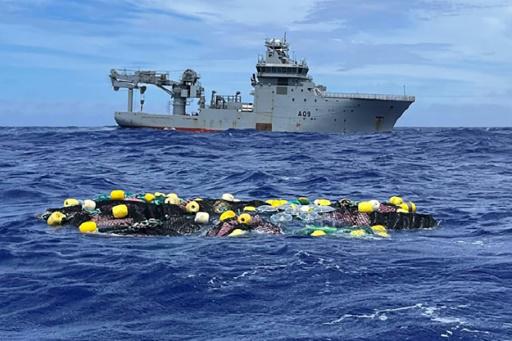 El navío HMNZS Manawanui retirando un paquete de 3,2 toneladas de cocaína en el océano Pacífico, en una foto, no fechada, transmitida opr las Fuerzas de Defensa de Nueva Zelanda el 8 de febrero de 2023