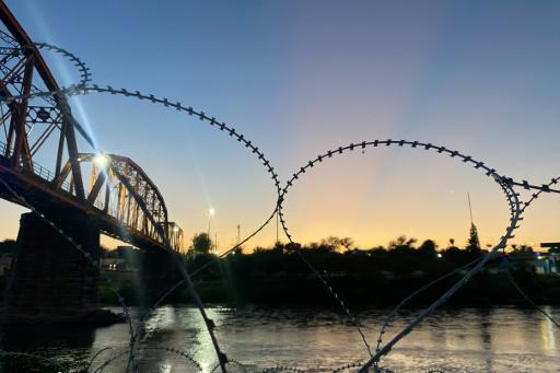 Decenas de migrantes llegan a la resguardada frontera entre México y EEUU