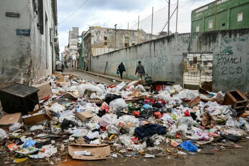 Una calle de La Haban llena de basura el 4 de febrero de 2026