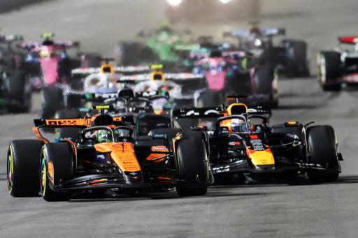 El piloto británico de McLaren, Lando Norris (izq), y el piloto neerlandés de Red Bull Racing, Max Verstappen, durante el Gran Premio de Fórmula 1 de Las Vegas, el 22 de noviembre de 2025