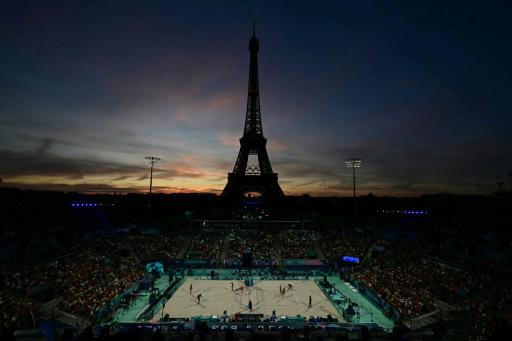 Brasileñas Ana Patricia y Duda en semis de un voley playa que se luce bajo la Torre Eiffel