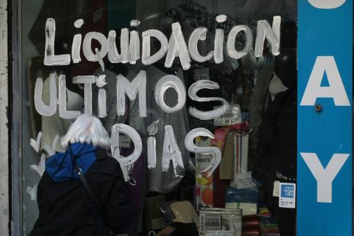 Muchos negocios incrementaron las ofertas de sus productos para estimular el alicaído consumo en Argentina
