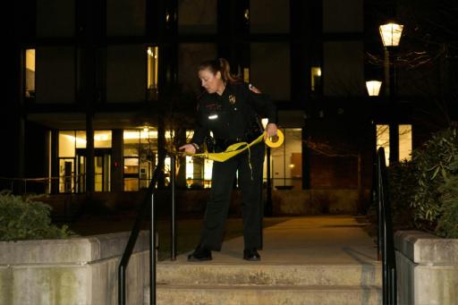 Autoridades retoman búsqueda de tirador que mató a dos personas en universidad de EEUU