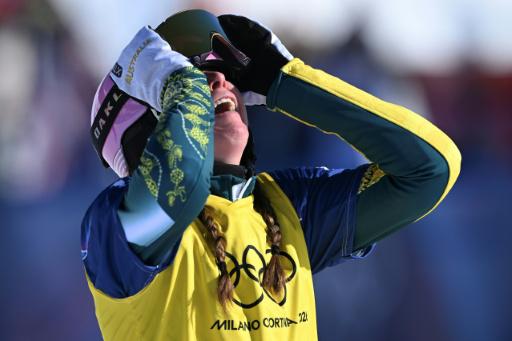 La australiana Josie Baff celebra su oro olímpico en snowboard cross. En Livigno (norte de Italia), el 13 de febrero de 2026