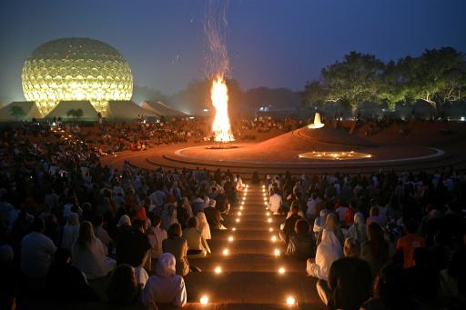 Una celebración frente al Matrimandir, el templo de meditación de Auroville, en el sur de India, el 28 de febrero de 2026