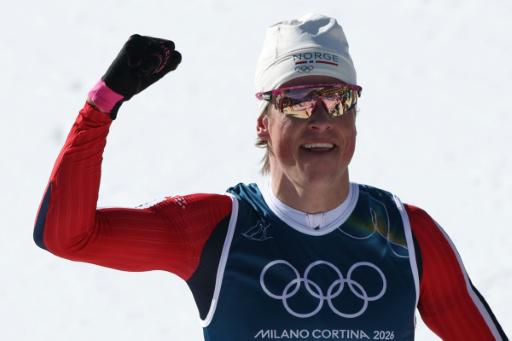 Johannes Klaebo festeja su victoria en el esprint por equipos con Noruega en el esquí de fondo de los Juegos de Invierno de Milán-Cortina, que supuso su décimo título olímpico. En Tesero (norte de Italia), el 18 de febrero de 2026