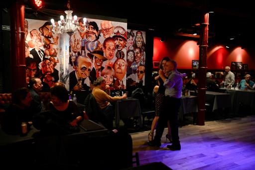 Milongas de Buenos Aires, refugio del tango en una Argentina en crisis