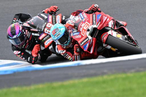 Los pilotos españoles Marc Márquez (drcha.) y Jorge Martín toman una curva durante la carrera esprint del Gran Premio de Australia de MotoGP, en Phillip Island, el 24 de octubre de 2026
