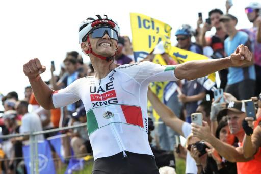 El corredor mexicano del UAE Team Emirates XRG, Isaac Del Toro, celebra en línea de meta su victoria en la 7ª etapa del Tour Aura (antiguo Dauphiné), en el alto del Grand Colombier, en los Alpes franceses, el 13 de junio de 2026