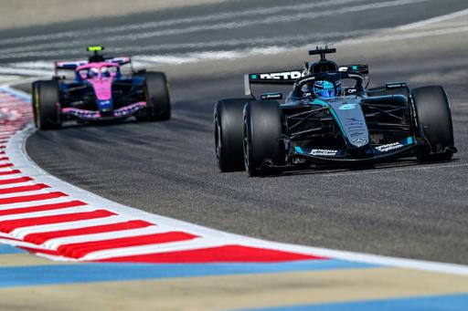 El piloto británico de Mercedes, George Russell, rueda por delante del piloto argentino de Alpine Franco Colapinto en los sensayos de pretemporada en el circuito de Shakir, en Baréin, el 13 de febrero de 2026