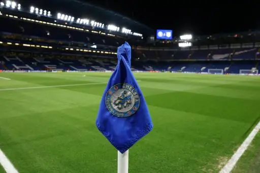 El escudo del Chelsea adorna un banderín de córner antes del partido de la fase de grupos de la Liga de Campeones de la UEFA entre el club inglés y el Barcelona en Stamford Bridge, Londres, el 25 de noviembre de 2025