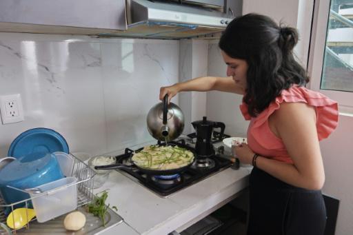 La migrante venezolana Laura Linares prepara turmada, un plato andino venezolano, en su casa en Ciudad de México, el 27 de marzo de 2023