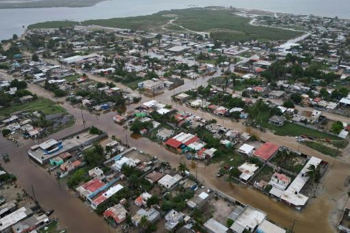 Calles inundada de Puerto San Carlos, en el estado mexicano de Baja California Sur, el 29 de septiembre de 2026, tras la llegada del huracán Polo