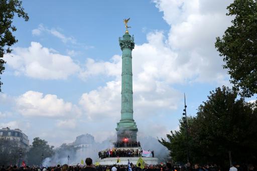 Sube la tensión social en Francia con una huelga de funcionarios y protestas de estudiantes