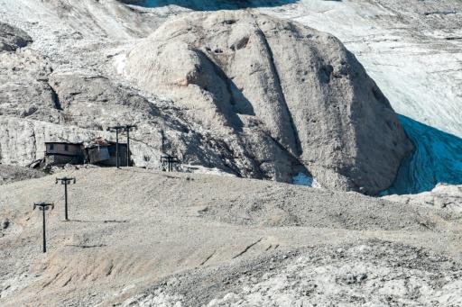 Un telesilla y un refugio afectados por una avalancha ocurrida la víspera en la montaña de Marmolada, la más alta de los Dolomitas, en los Alpes, el 4 de julio de 2022 al norte de Italia