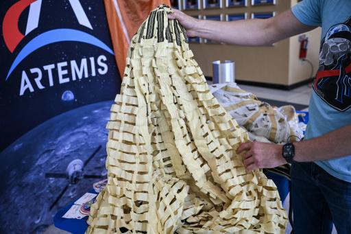 Jared Daum, ingeniero aeroespacial del Centro Espacial Johnson de la NASA, muestra el sistema de paracaídas de la nave espacial Orion el 9 de abril de 2026 en el Centro Espacial Johnson en Houston, Texas