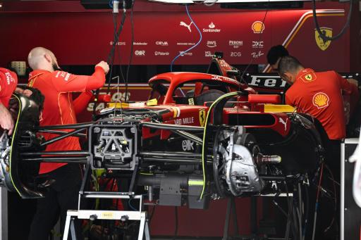 Técnicos de la escudería Ferrari trabajan en el 'paddock' antes del circuito internacional de Shangái antes del Gran Premio de Fórmula 1 de China, el 18 de abril de 2024 en Shangái