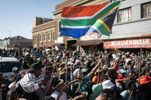Manifestantes participan en una marcha de protesta contra migrantes sin papeles en Springs, el 8 de junio de 2026 en Sudáfrica