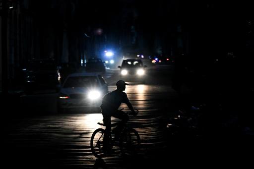 Un hombre anda en bicicleta por una calle durante un apagón en La Habana el 1 de agosto de 2026.