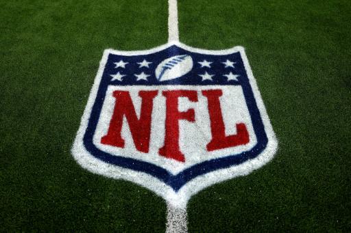 Vista detallada del logo de la NFL después del partido entre los Los Angeles Chargers y los Washington Commanders en el SoFi Stadium en Inglewood, California, el 5 de octubre de 2025